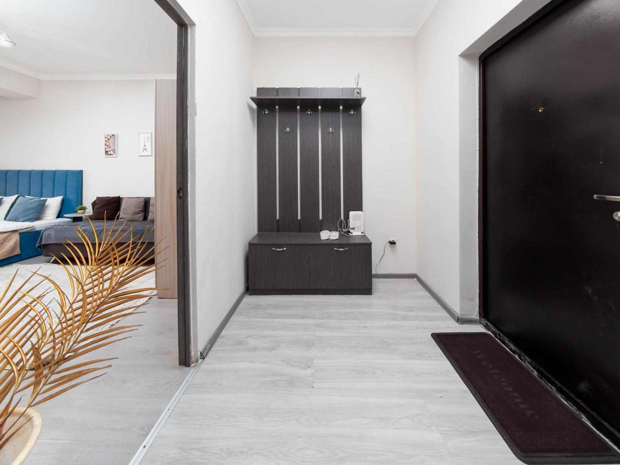 Apartment Dzhetysuskaya 4 *